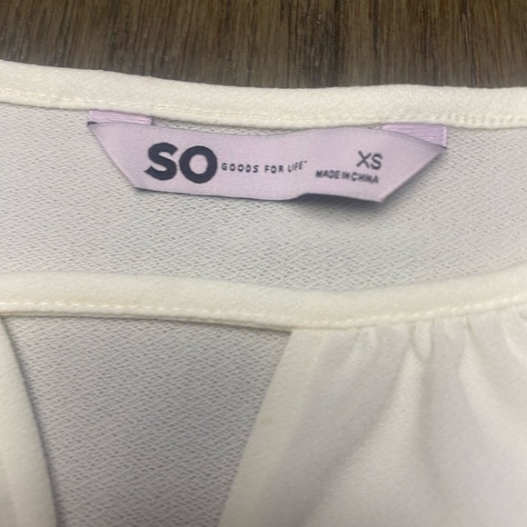 SO Goods For Life XS Flutter Short Sleeves Shear Top With Front Cutout - Picture 3 of 4